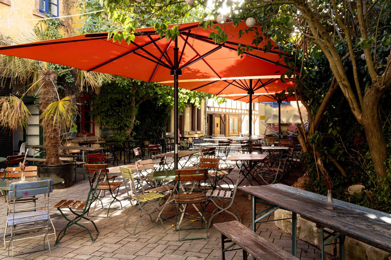 Jos Fritz – sonniger Innenhof und Terrasse
