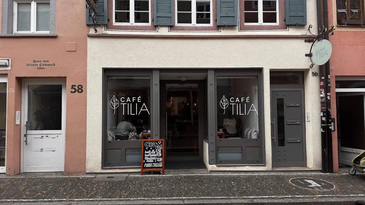 Café Tilia – Außenansicht mit Bächle in der Herrenstraße