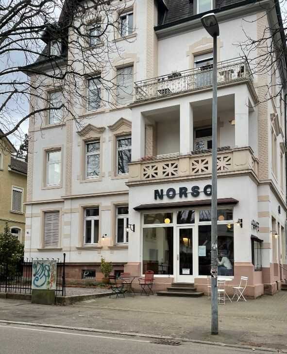 Norso – Fassade, Eingang und Außenplätze mit Umgebung