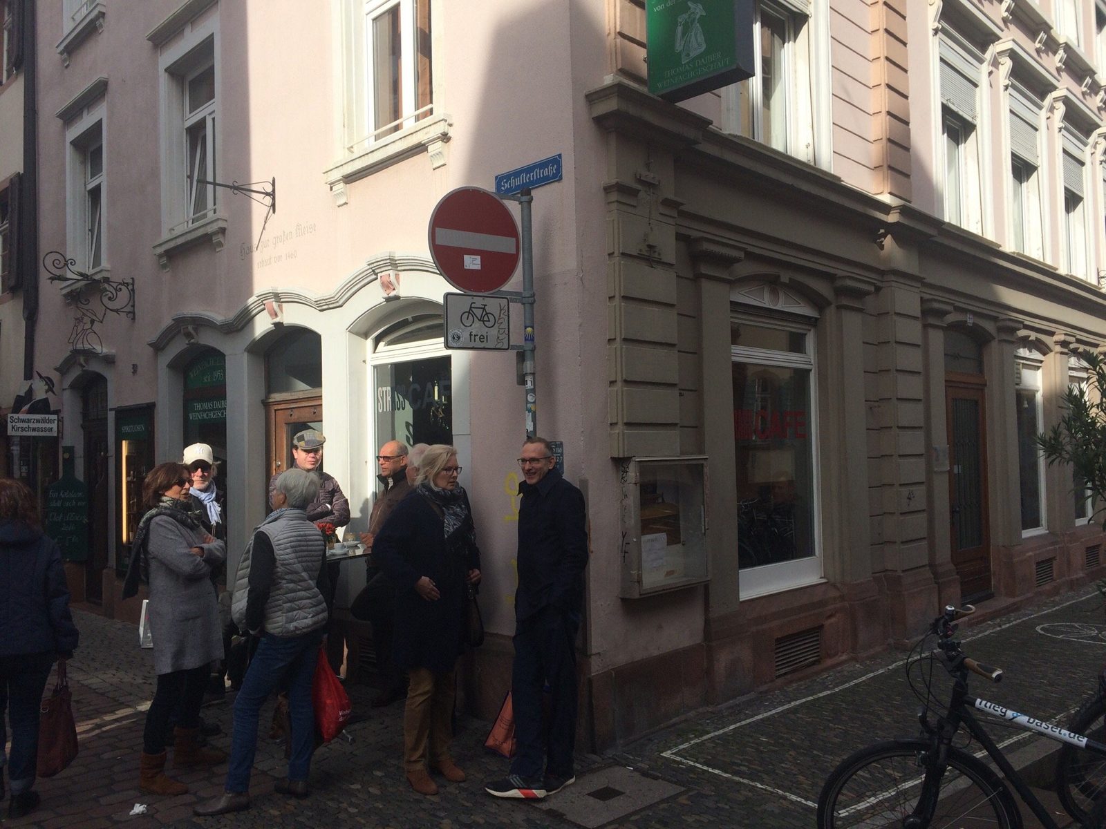 Strass Café – Außenansicht an der Straßenecke