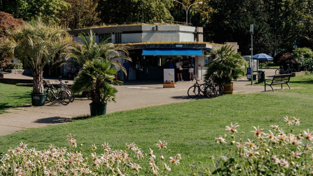 Café Marcel – geöffnetes Café im sommerlichen Stadtgarten