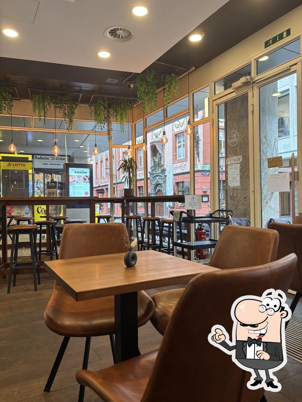 Café Zwilling – Sitzplätze und Blick zur Straße